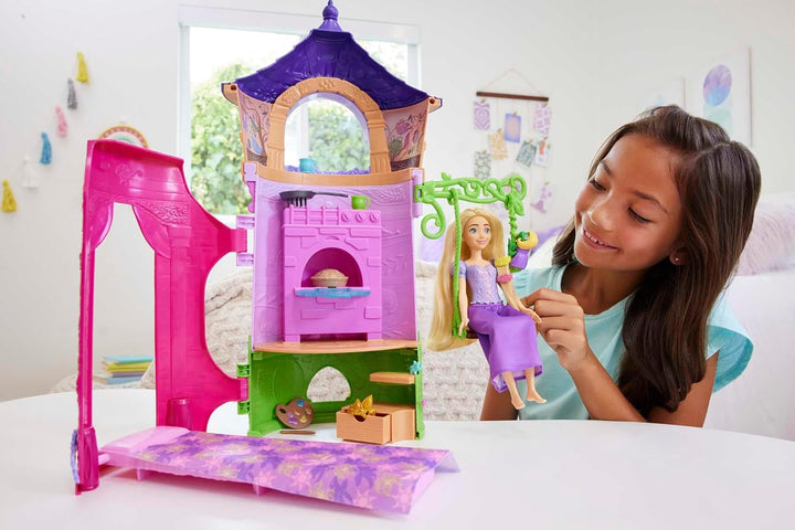 Disney Princess HMV99 - bewegliche Rapunzel-Puppe und Turm Spielset mit rundum Spielspass, 6 Spielbe
