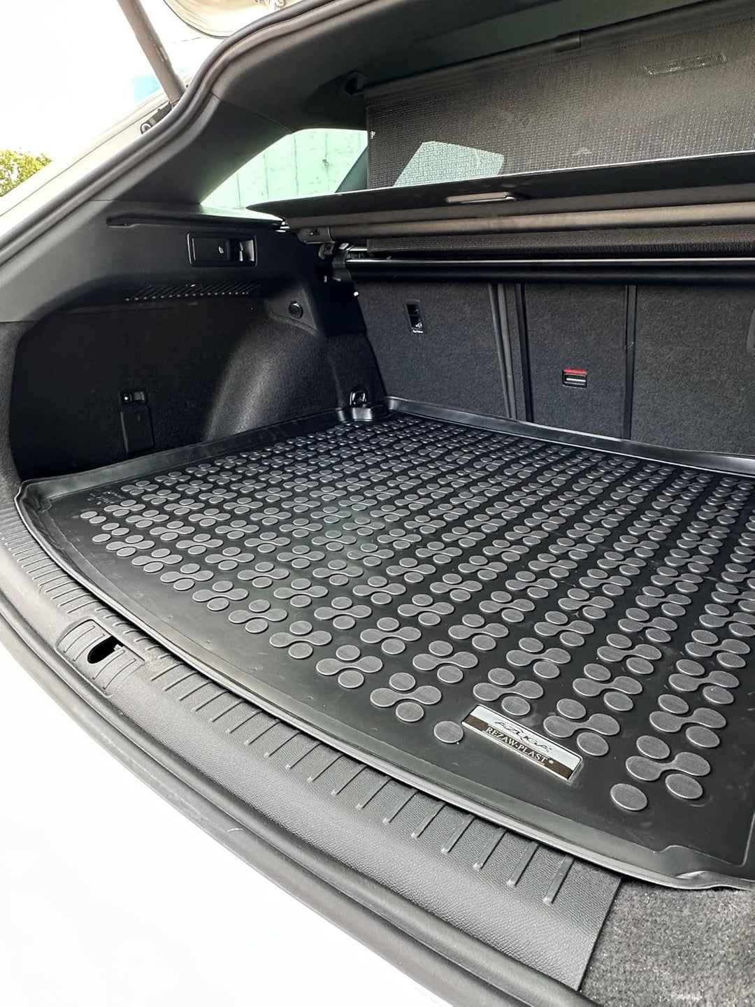 AZUGA Gummi Kofferraumwanne Premium Antirutsch passend für Seat Leon ST Sportstourer ab 4/2020 (oben