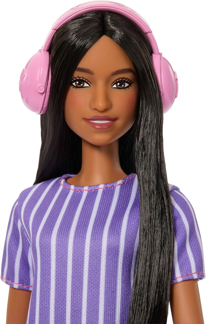 Barbie Fashionistas Puppe Nr. 245, autistische Barbie-Puppe mit violett gestreiftem Kleid mit Zubehö
