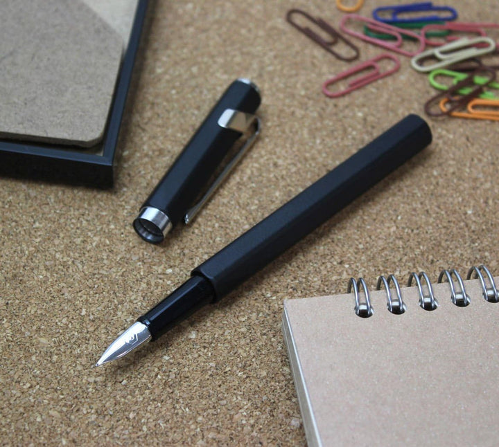 Caran d'Ache 842.009 Metall-Füllfederhalter 849 Schwarz Feder EF, 1 Stück (1er Pack)