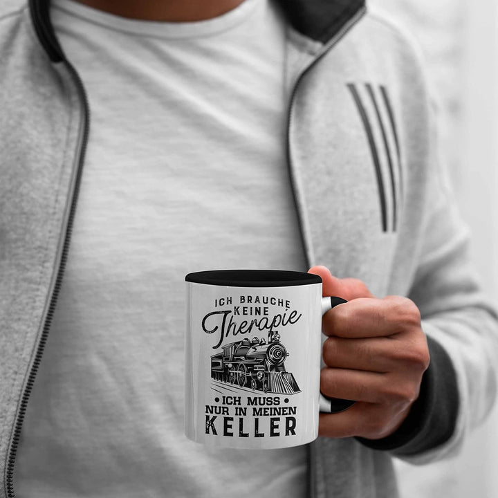 Trendation - Modelleisenbahn Tasse Geschenk für Eisenbahner Spruch Ich Muss In Meinen Keller (Schwar