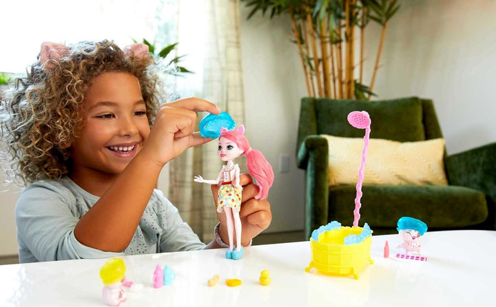 Enchantimals GJX36 - Badespass Spielset mit Petya Pig Puppe, 2 Ferkel-Figuren (1 Davon mit Farbwechs