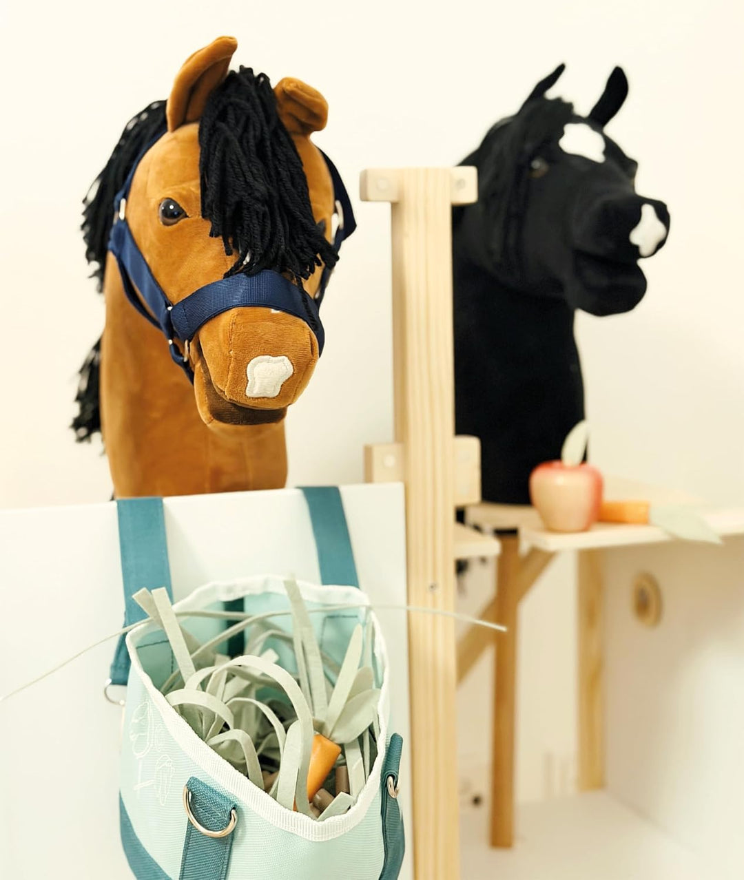 small Foot Hobby Horse Pferdestall, detailreiche Holz-Boxen für Zwei Hobby Horses, für Kinder ab 3 J