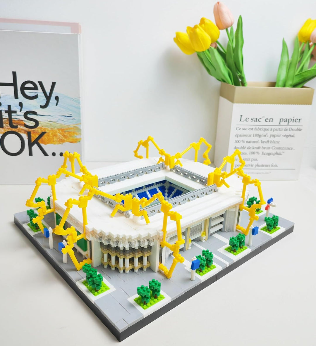Architekturmodell zum Zusammenbauen mit Miniaturbausteinen. Fussballstadion in Dortmund, Westfalen,