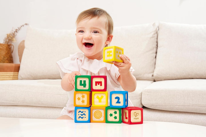 Hape ABC-Spielsteine, 10-teilig - Holzbaustein-Set, Stapeln und Sortieren, Bauklötze mit Buchstaben,