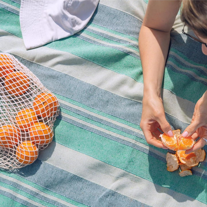 MOMOMUS Picknickdecke XXL für den Strand - Faltbar, Gross und Mit Fransen - Strandmatte/Stranddecke