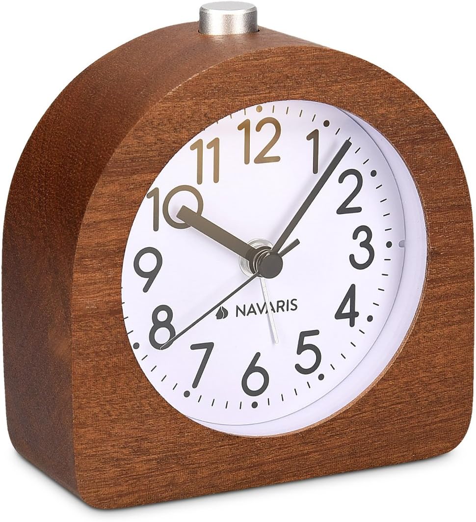 Navaris Analog Holz Wecker mit Snooze - Retro Uhr Halbrund mit Ziffernblatt Alarm Licht - Leise Tisc