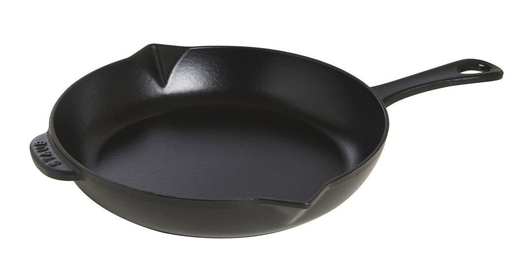 STAUB Bratpfanne aus Gusseisen, 26 cm, mit Ausgiesser, für alle Herdarten geeignet, Schwarz, 48.2 x