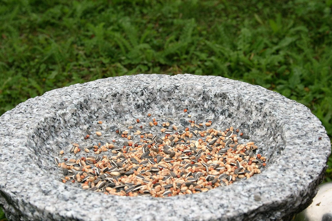 Vogelbad aus Granit mit Fuss (5 Steinvögel am Rand sitzend), 5 Steinvögel am Rand sitzend