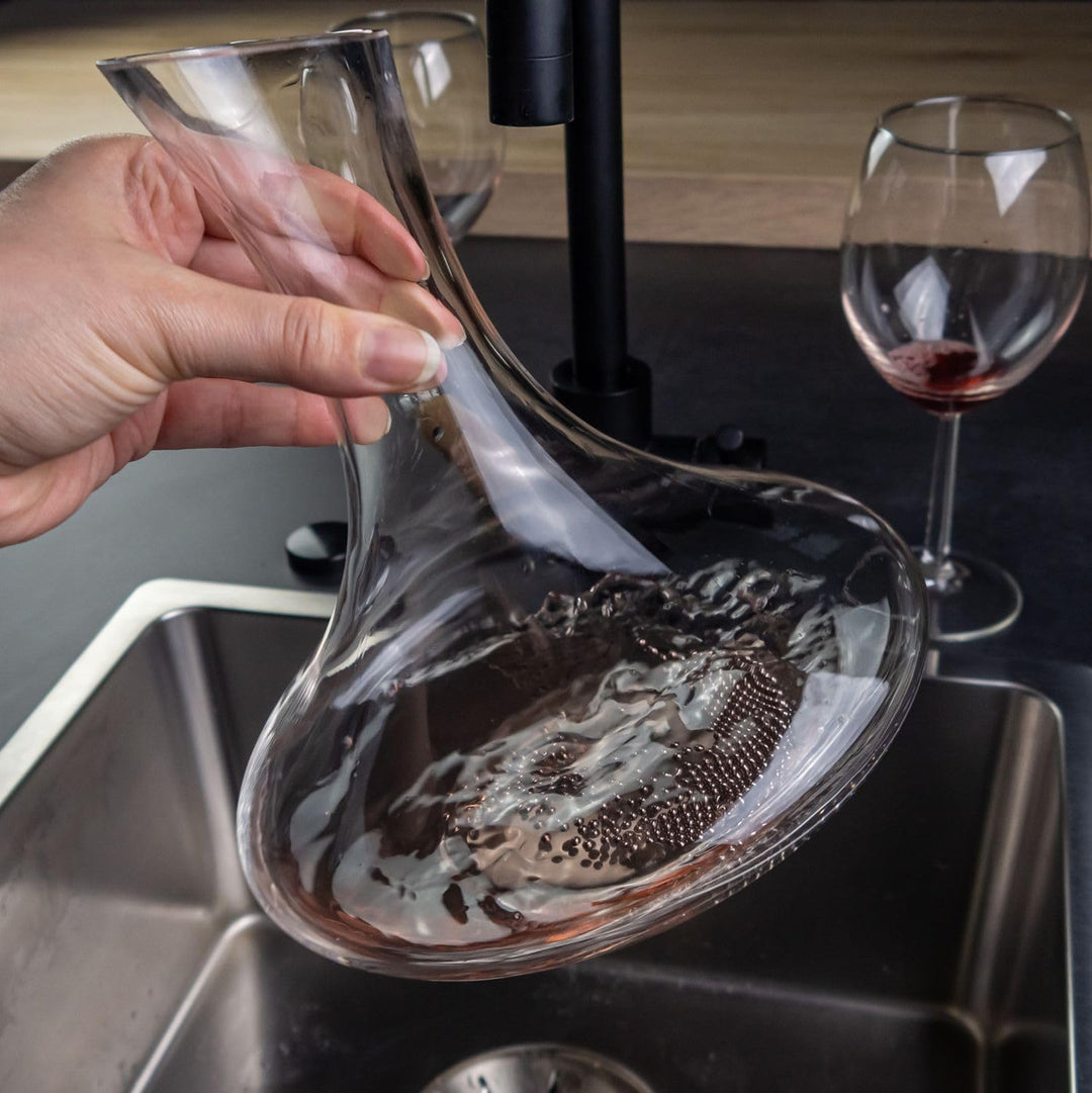 Intirilife Glas Karaffe mit 1.8 Liter für Rotwein mit Reinigungsperlen - Dekantierkapazität 750ml -