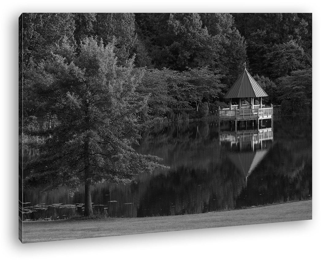 deyoli See im Park mit Holzpavillion Effekt: Schwarz/Weiss Format: 120x80 als Leinwand, Motiv fertig