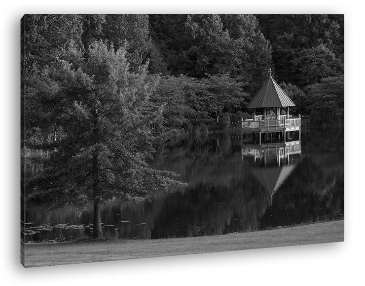 deyoli See im Park mit Holzpavillion Effekt: Schwarz/Weiss Format: 120x80 als Leinwand, Motiv fertig