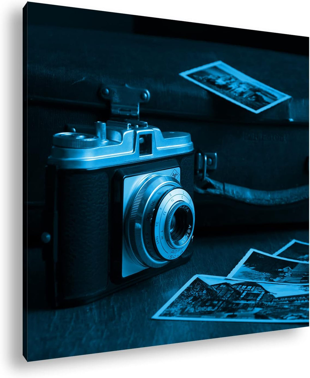deyoli Analoge auf Fotoapparat vor altem Koffer Format: 60x60 Effekt: Monocrome Blau als Leinwandbil