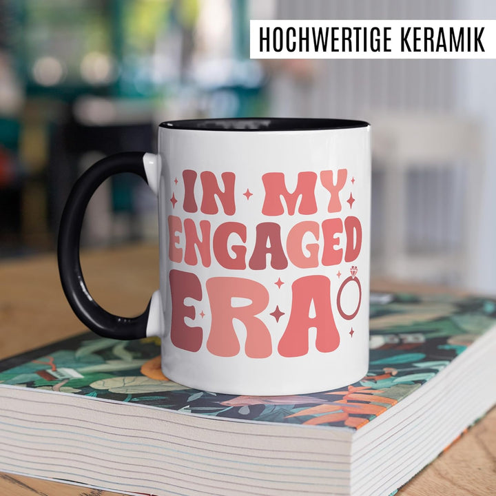 Verlobung Tasse mit Spruch – Geschenk In my engaged Era – Kaffeetasse 330ml aus Keramik – Paar Liebe