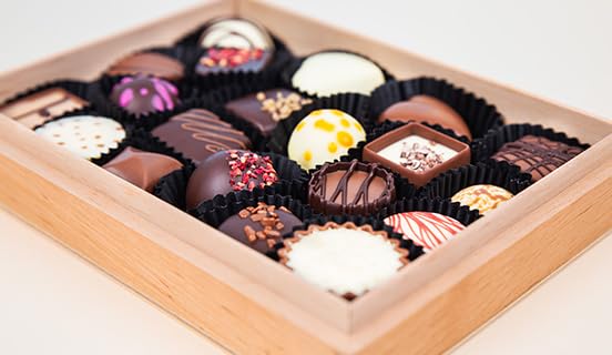 CHOCOLISSIMO Schokolade Geschenk - Pralinen Geschenk - 20 handgemachte Pralinen im Holzkästchen - We