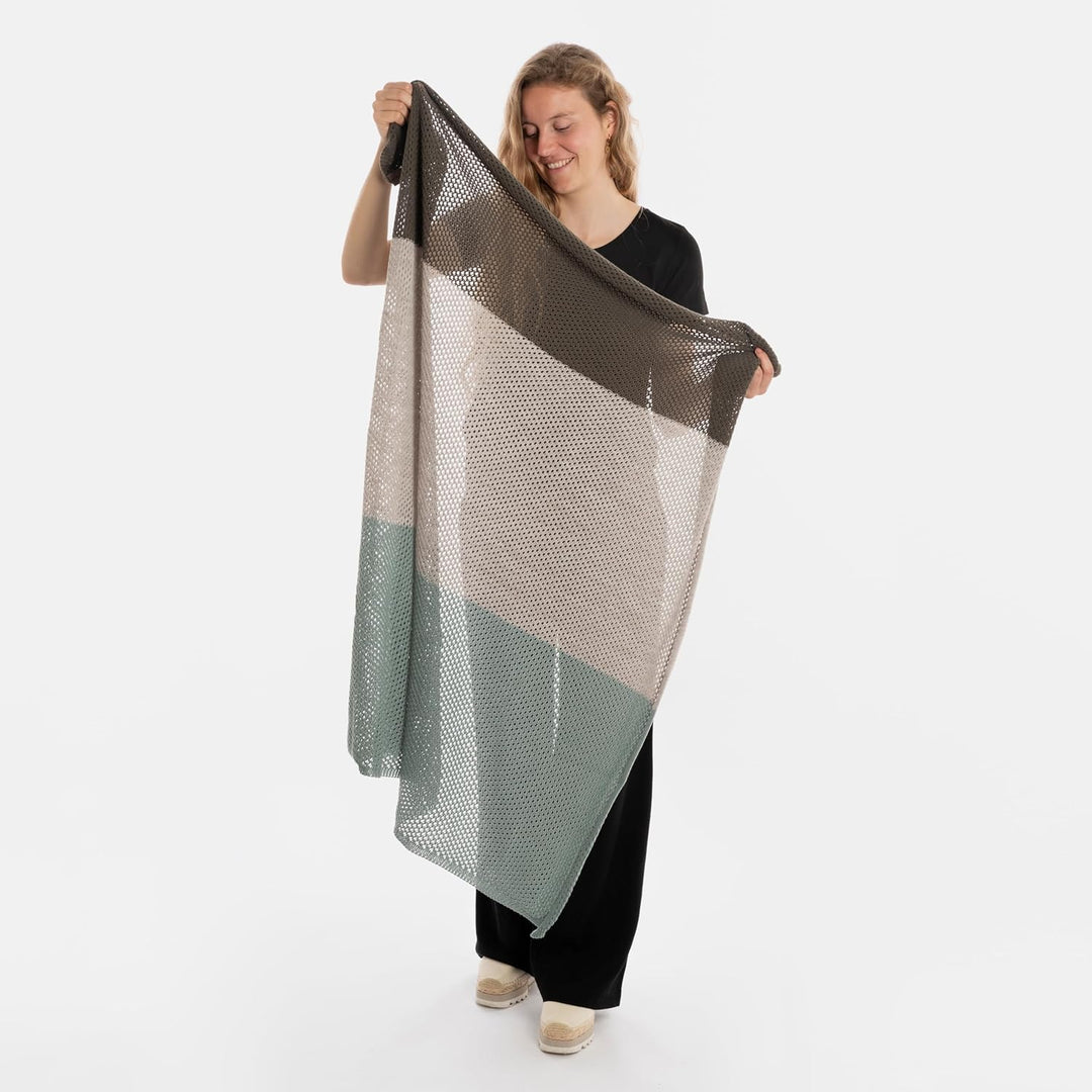 KNIT FACTORY - Lacey Stricktuch - Quadratisches Halstuch aus 30% Wolle und 70% Polyacryl - Umschlagt