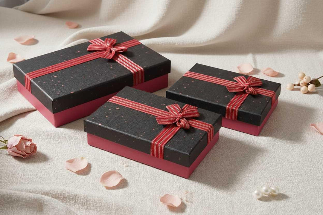 Emartbuy Set mit 3 starren Geschenkboxen, strukturierte burgunderrote Box mit schwarzem Deckel, gest