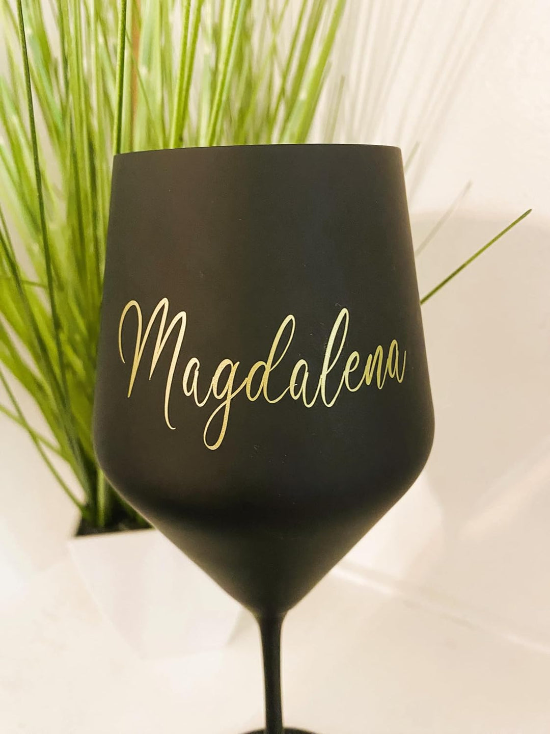 Weinglas schwarz matt personalisiert mit Name in silber oder gold zum Geburtstag
