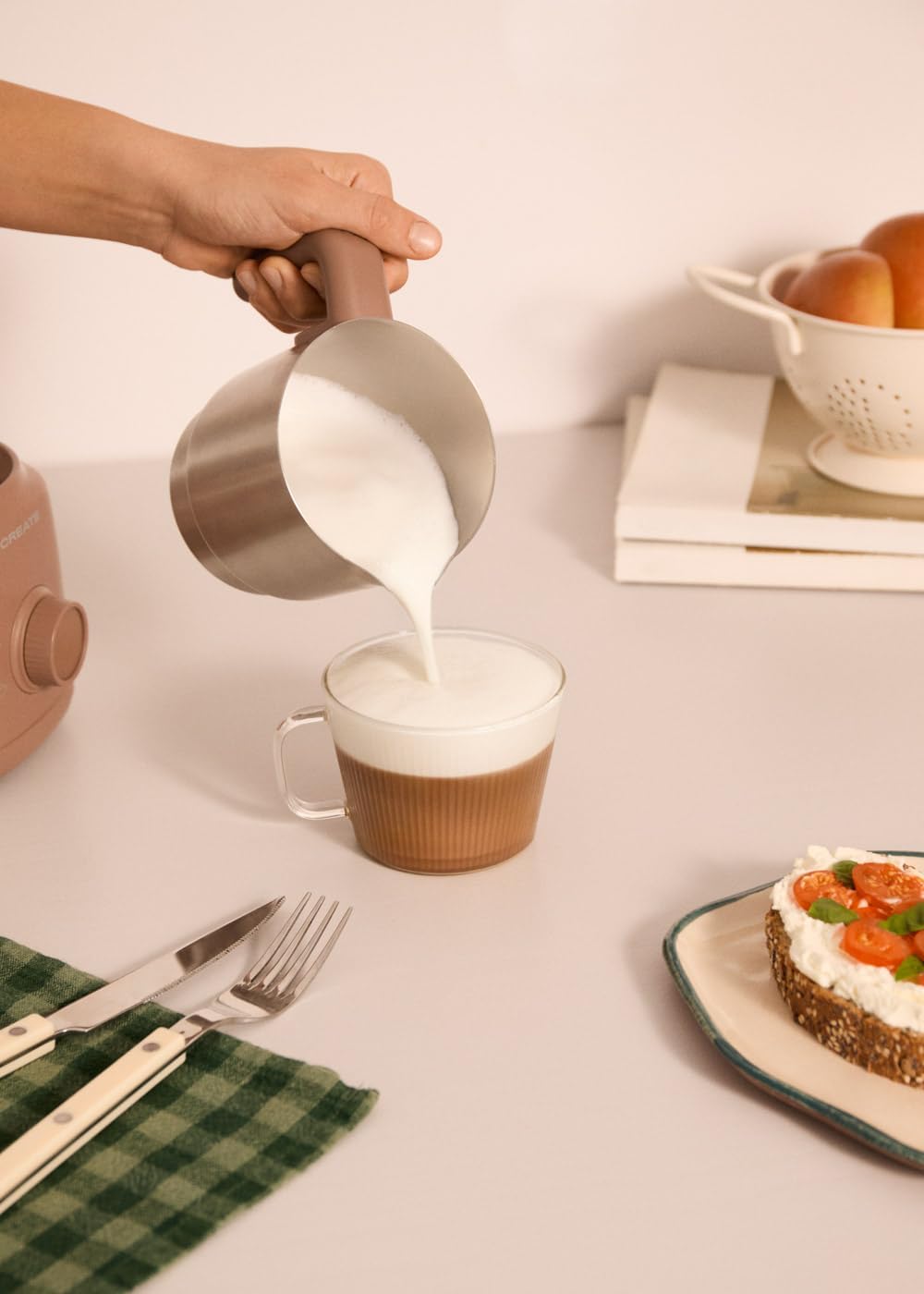 CREATE/MILK FROTHER RETRO/Milchaufschäumer und -erhitzer mit abnehmbarem Krug Mokka/Magnetische Dreh