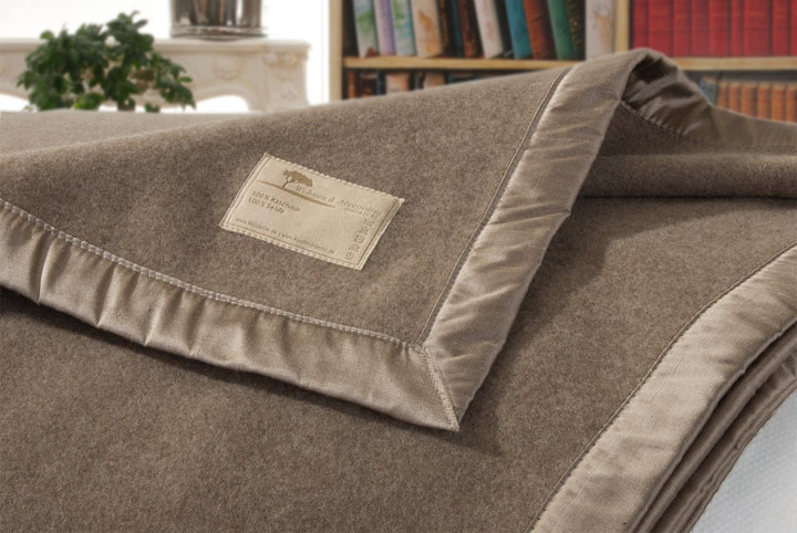 Wohnen & Accessoires GmbH & Co. KG Kaschmirdecke, Wolldecke aus 100% Kaschmir Amalfi grau-braun 150x