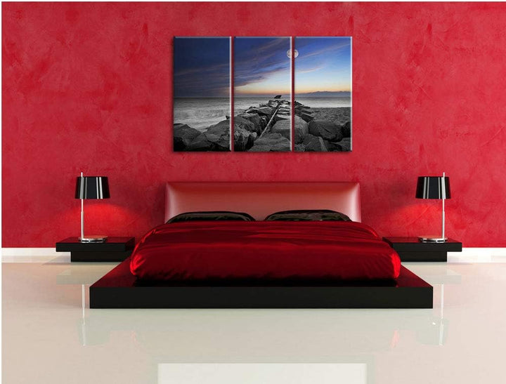 Steinmauer am Meer bei schönem Abendhimmel schwarz/weiss 3-Teiler Leinwandbild 120x80 Bild auf Leinw