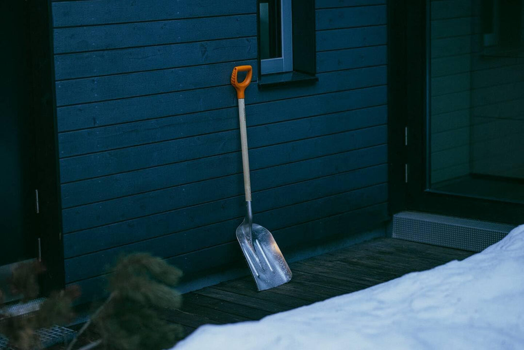 Fiskars Schnee- und Kornschaufel, Blattbreite: 31 cm, Aluminium-Blatt/Birkenholz-Stiel mit Kunststof