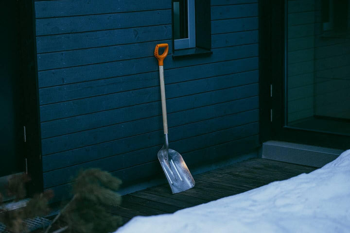Fiskars Schnee- und Kornschaufel, Blattbreite: 31 cm, Aluminium-Blatt/Birkenholz-Stiel mit Kunststof