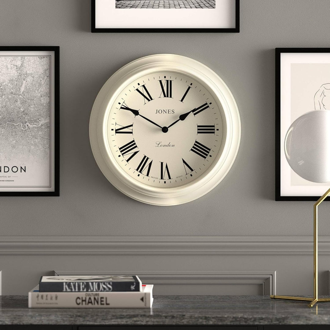 JONES CLOCKS® Supper Club Wanduhr | Grosse Klassische runde Uhr | 40cm | Helle Creme | Römische Ziff