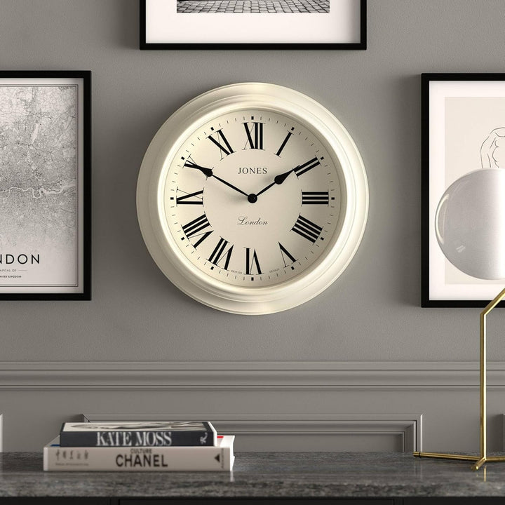 JONES CLOCKS® Supper Club Wanduhr | Grosse Klassische runde Uhr | 40cm | Helle Creme | Römische Ziff