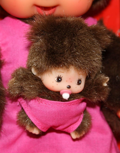 Sekiguchi 236200 - Original Monchhichi Mutter mit Baby, Plüschfigur mit pinkem Kleid und Schleife im