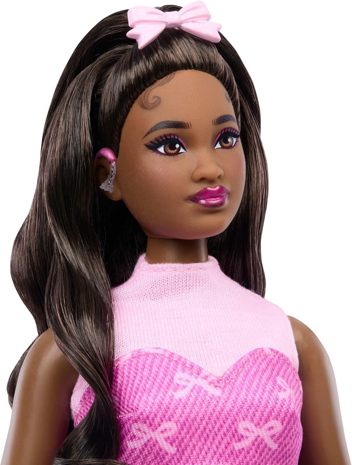 Barbie Deluxe Style-Puppe Nr. 10 in einem Set aus rosa Denim-Top und -Rock mit aufgedruckten Schleif