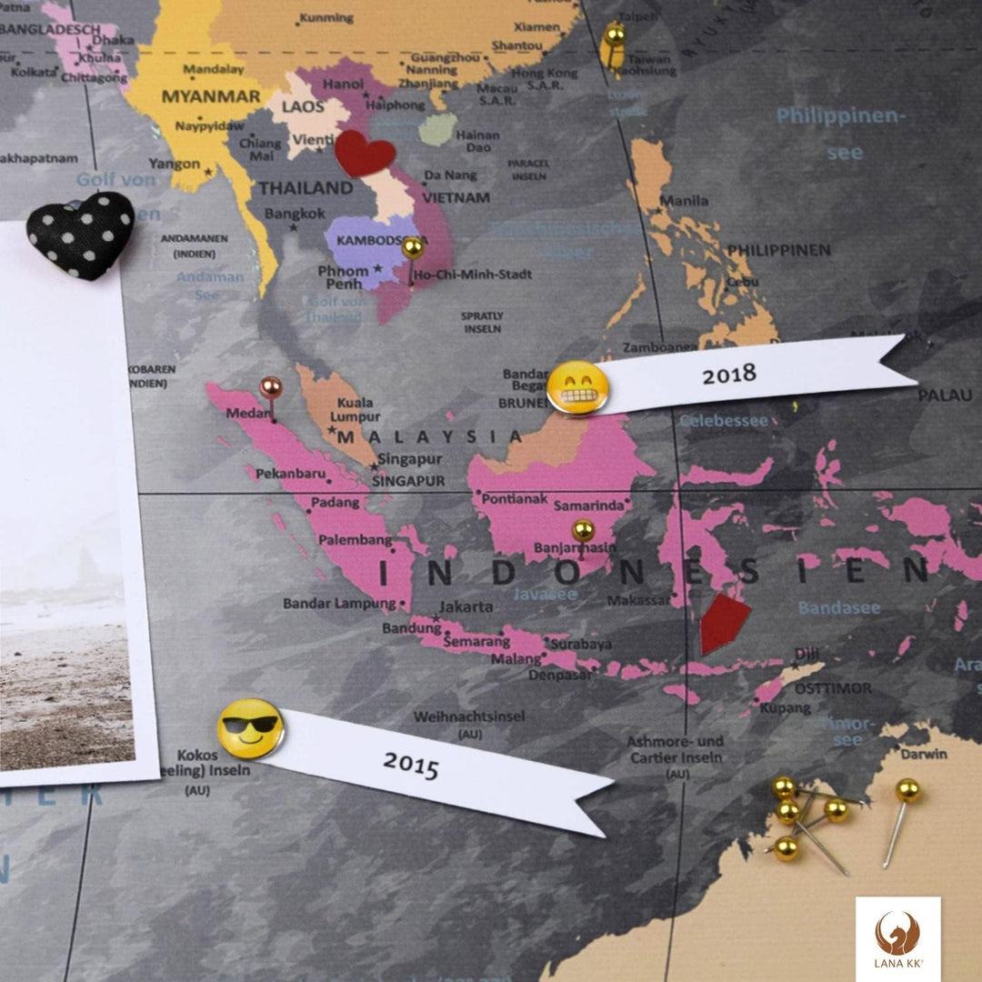 LANA KK - Weltkarte Leinwandbild mit Korkrückwand zum pinnen der Reiseziele – „Worldmap Edelgrau” -