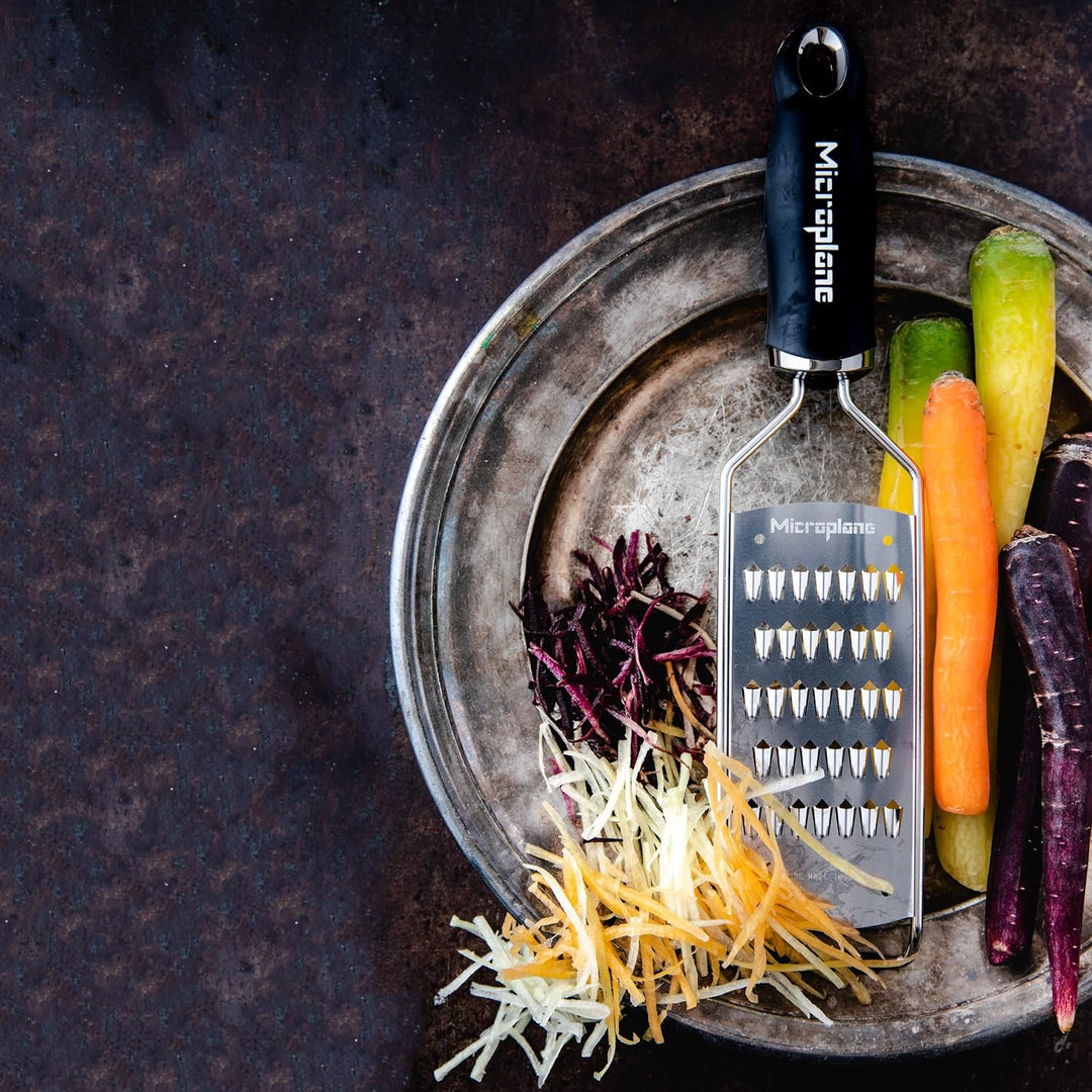 Microplane Feine Julienne Küchenreibe für Karotte, Zucchini, Kartoffel, Apfel, Rote Bete und Rettich