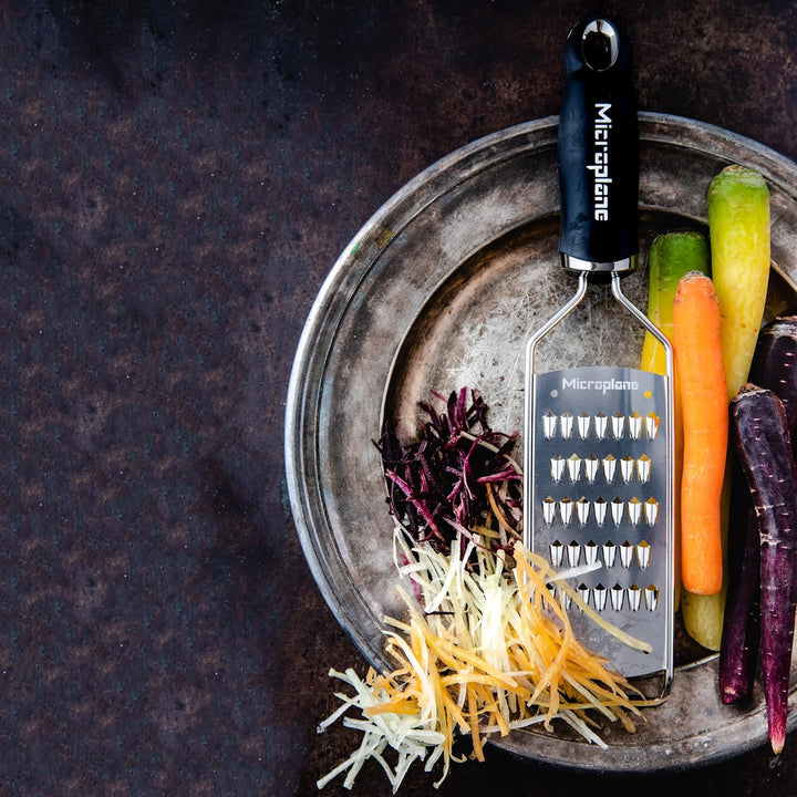 Microplane Feine Julienne Küchenreibe für Karotte, Zucchini, Kartoffel, Apfel, Rote Bete und Rettich