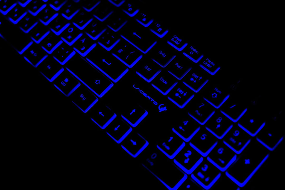 Lacerto® | Bilinguale Russisch-Deutsche beleuchtete Tastatur, USB, Spritzwassergeschützt, Deutsch +