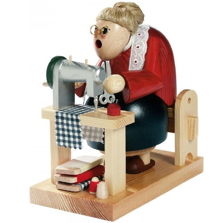 KWO Olbernhau 21011 Räuchermännchen Schneiderin sitzend, 16 cm