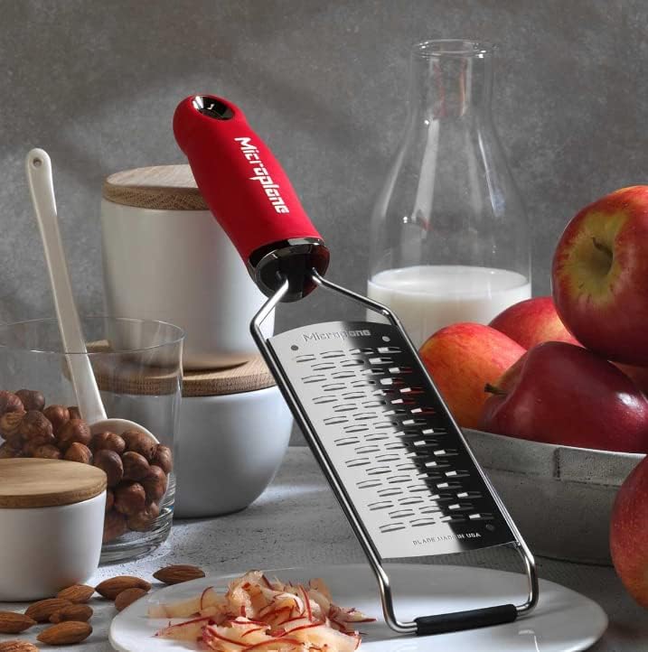 Microplane 2-Wege-Schneide Küchenreibe für Hartkäse, Apfel, Karotte, Zucchini und Schokolade in Rot
