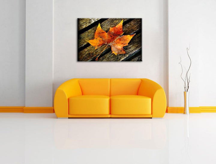 Pixxprint kleines Herbstblatt auf Holz auf Leinwand, XXL riesige Bilder fertig gerahmt mit Keilrahme
