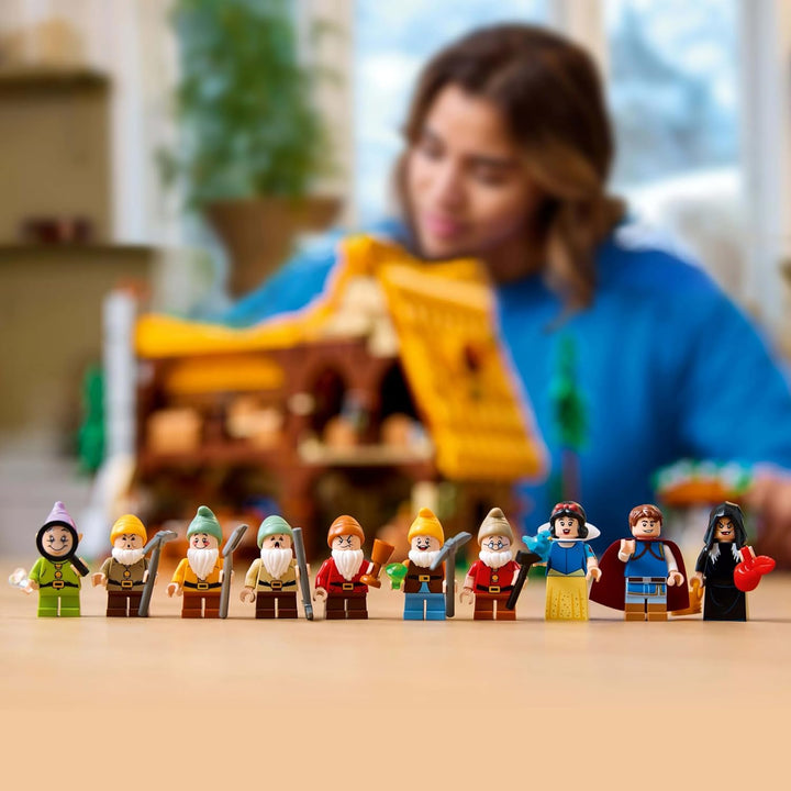 Lego Konstruktionsspielzeug Disney Die Hütte von Schneewittchen und den Sieben Zwergen 43242 Schneew