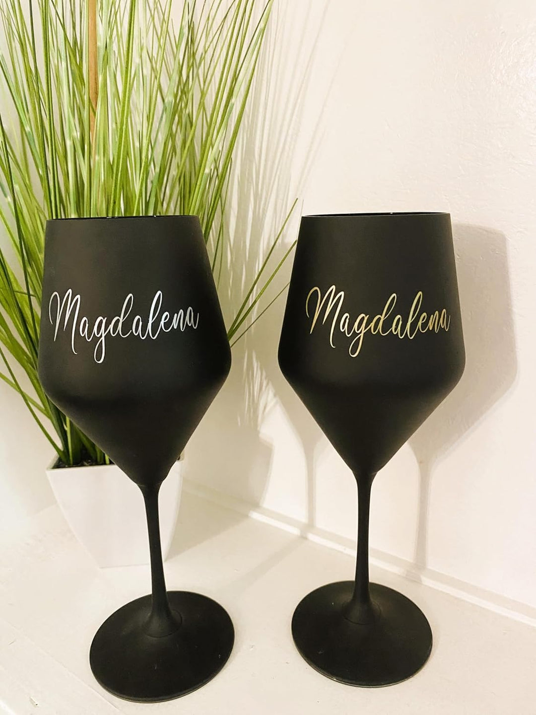 Weinglas schwarz matt personalisiert mit Name in silber oder gold zum Geburtstag