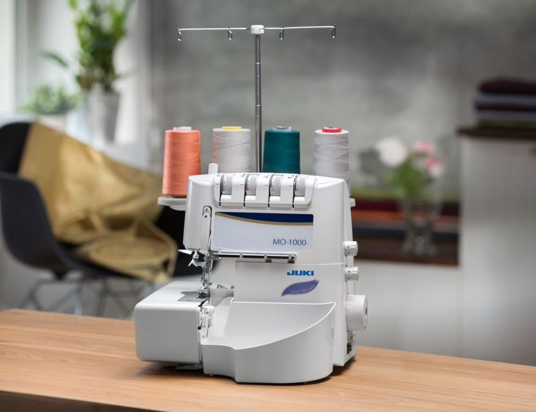 Juki MO-1000 Overlockmaschine zum Einfädeln und automatischen Nadeln, Metall, Weiss, 33 x 28 x 31 cm