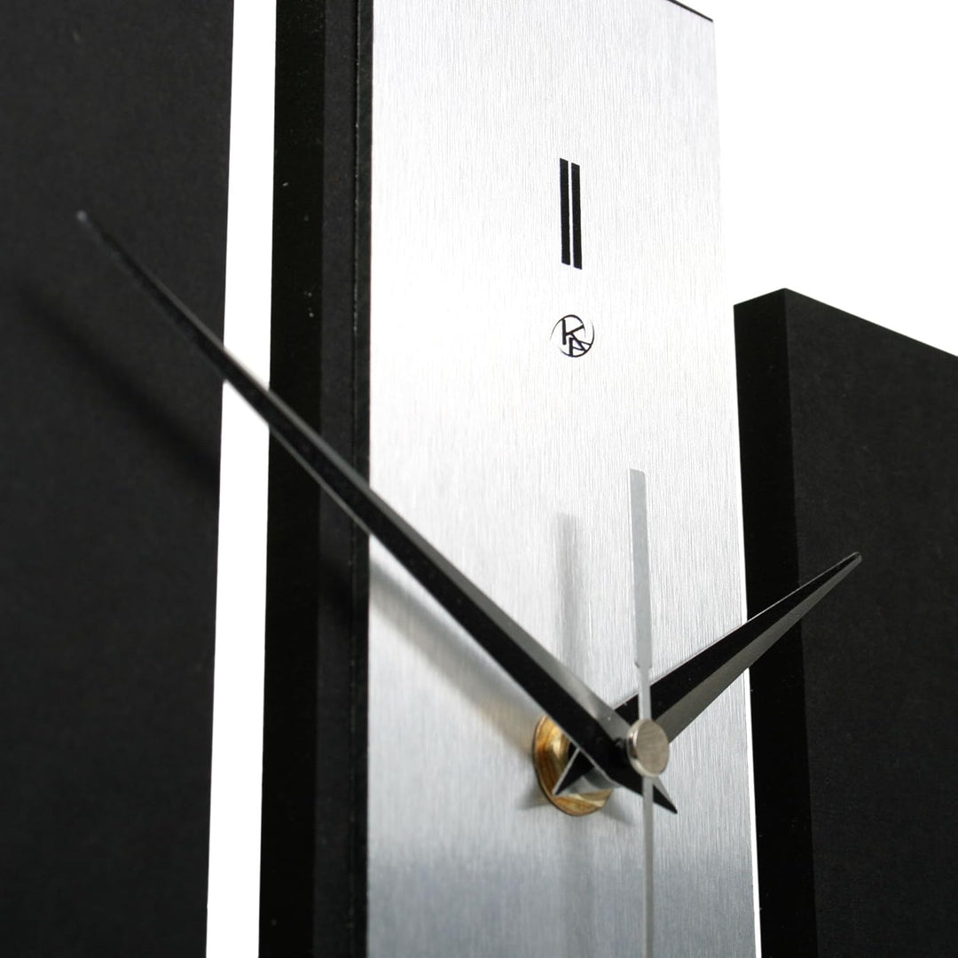 Kreative Feder Designer-Standuhr „Stairs“ aus Holz – Schwarze Tischuhr in modernem Metallic-Look ohn