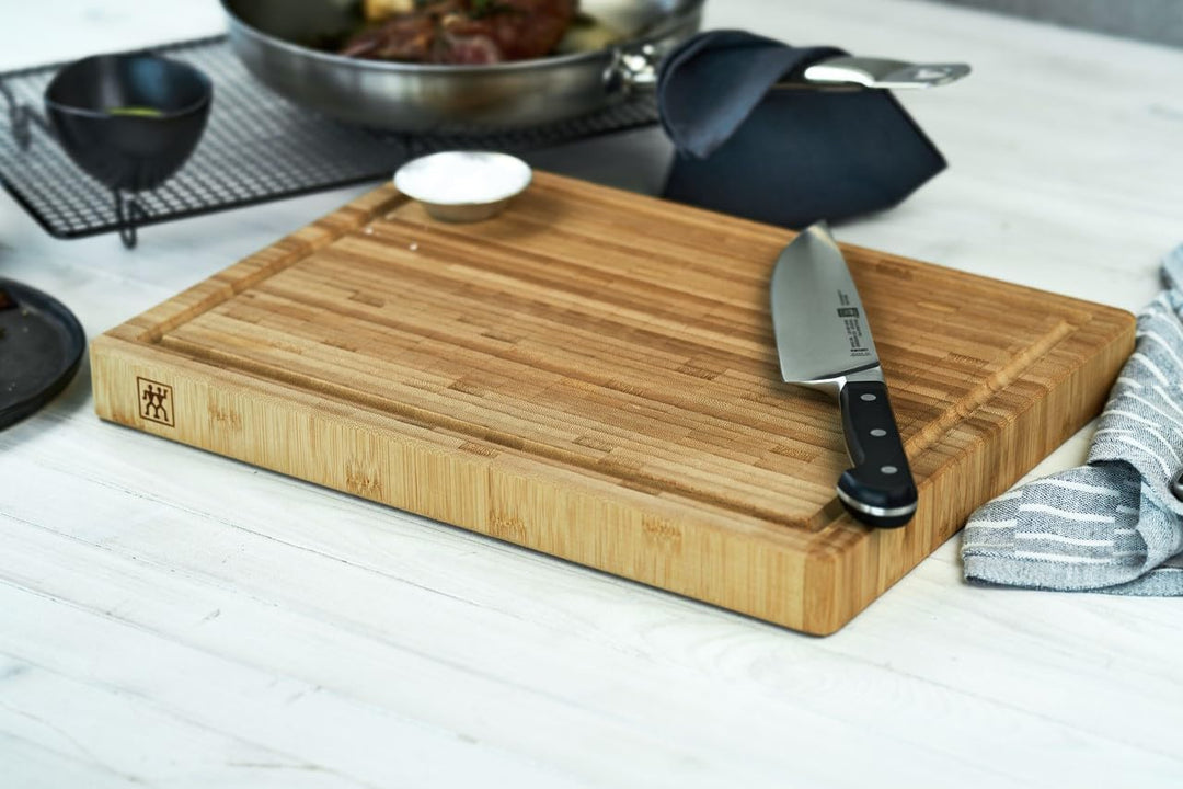ZWILLING Schneidbrett aus massiven Bambusholz mit Saftrille, beidseitig nutzbar, gross, 42 x 31 cm 4