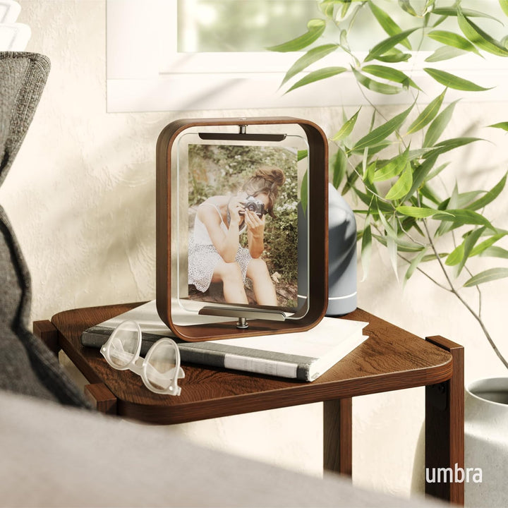 Umbra Bellwood Tischbilderrahmen, zweiseitiger Bilderrahmen für 10x15 oder 13x18 cm Fotos, Walnuss A