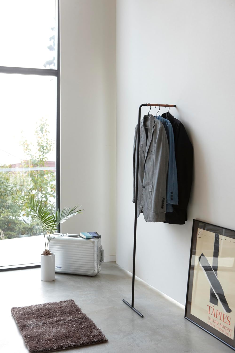 YAMAZAKI home Leaning Slim Kleiderbügel – Hängeregal Organizer für Wand schwarz, One Size, 7551, Sch