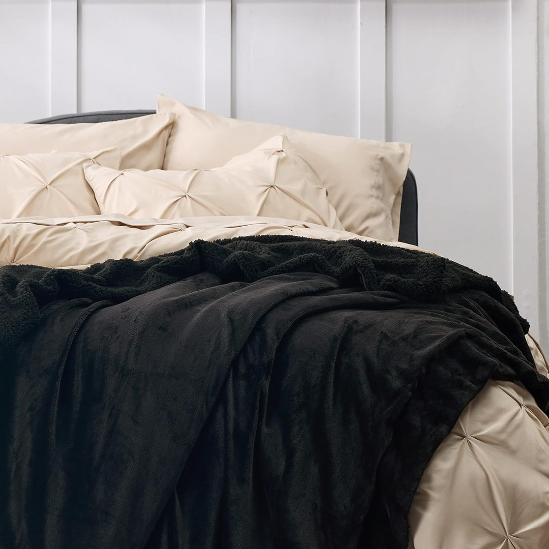 BEDSURE Decke Sofa Kuscheldecke Schwarz - warm Sherpa Sofaüberwurf Decke, Dicke Sofadecke Couchdecke