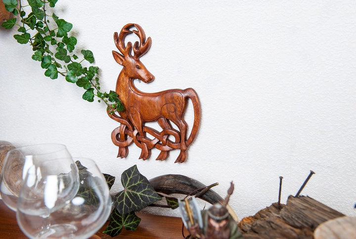 Windalf Celtic Holzbild KELTISCHER HIRSCH h: 26 cm rechts schauend Keltische Knoten Handarbeit aus H