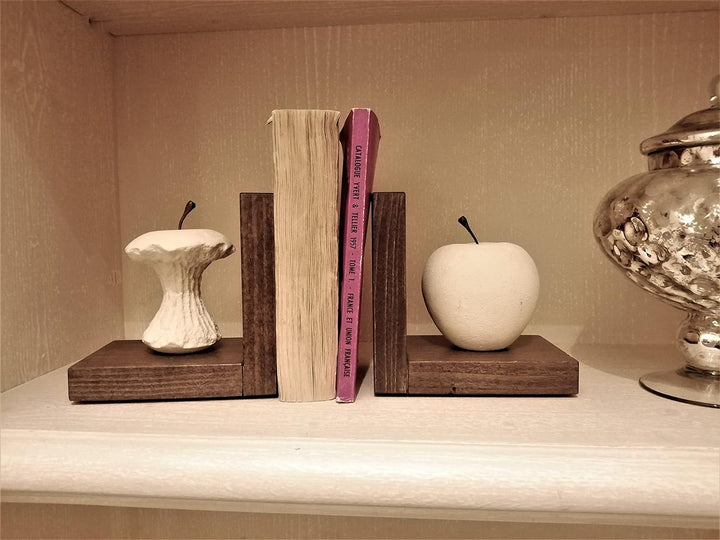 Progetto Arte. Paar Buchstützen Apfel/Apfel gegessen, Steinskulptur auf Holzbasis, handgefertigt. Ha