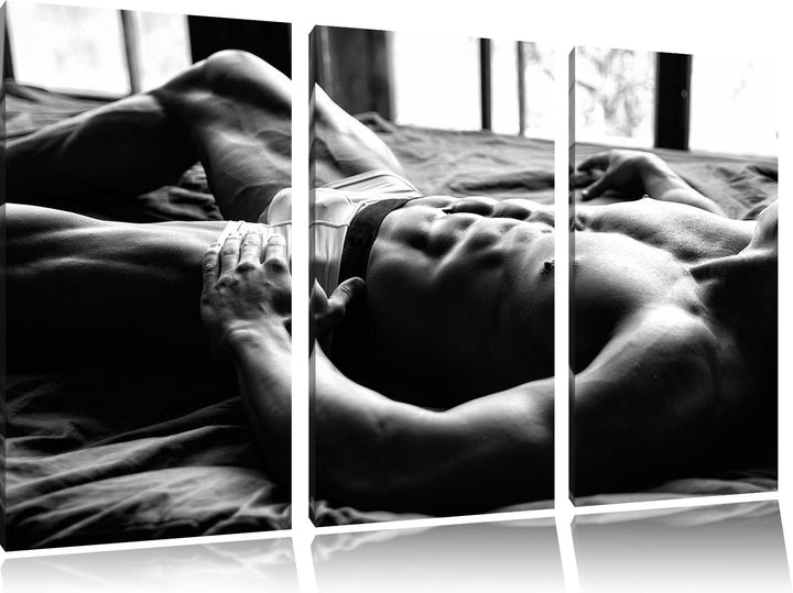Pixxprint Muskulöser Mann im Bett Kunst B&W 3-Teiler Leinwandbild 120x80 Bild auf Leinwand