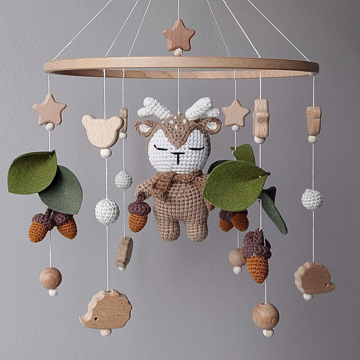 Handgemachtes Baby Mobile mit gehäkeltem Reh – Wald Babyzimmer Deko mit Holzperlen, Filzblättern & E